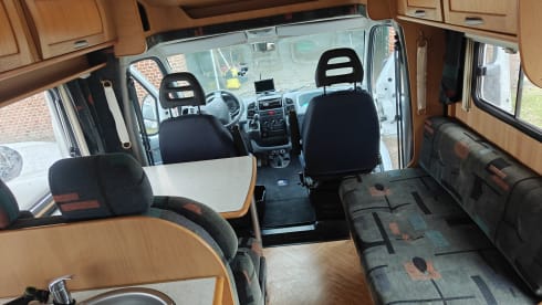 Mooie ruime camper, een trouwe bus – 4p McLouis semi-integrated uit 2003