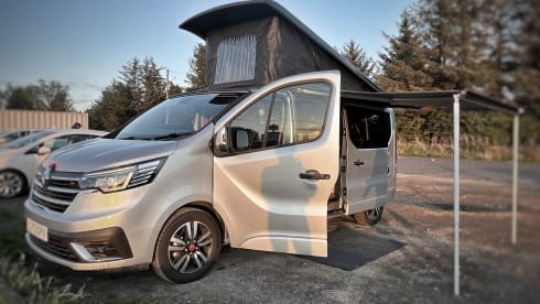 Van Damme – Renault traffic LWB luxury campervan ( 2 adults & pet friendly  )