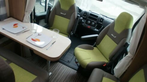 Sunliner – Semi-integrated with queen bed / 3.5 to / AHK 2000 kg