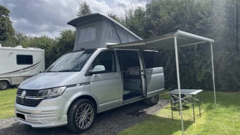 Dolly – 4 berth Volkswagen campervan from 2021
