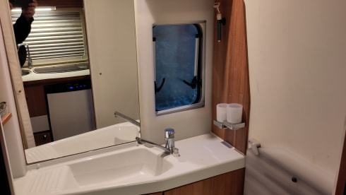 Very comfortable 3 p offgrid camper Eura Mobil