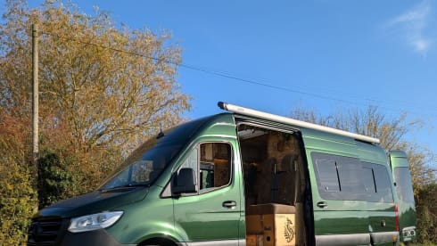 Fernix – 5 berth Mercedes-Benz campervan