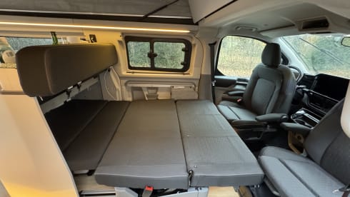 Nuggie – Fourgon aménagé Ford Nugget '25 bien conçu avec 4 couchages confortables