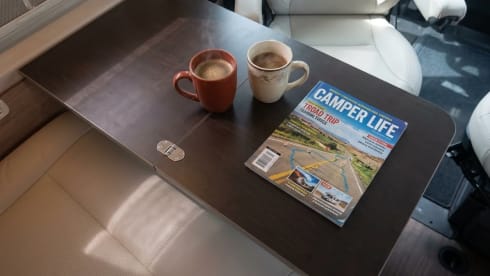 Luxe  HYMER buscamper met lengtebedden.