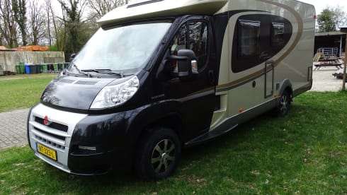 Moonlight – Wonderfully comfortable Bürstner semi-integrated motorhome