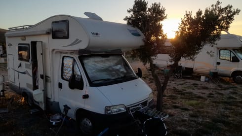 6-seater overcab McLouis Lagan 411