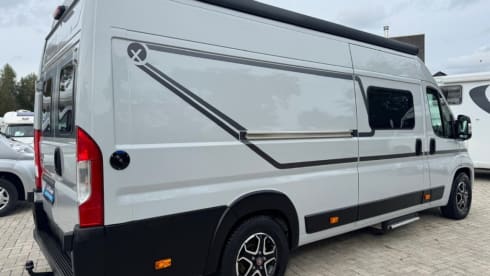 Hymer bus camper with WiFi, solar panel and length beds (2022)