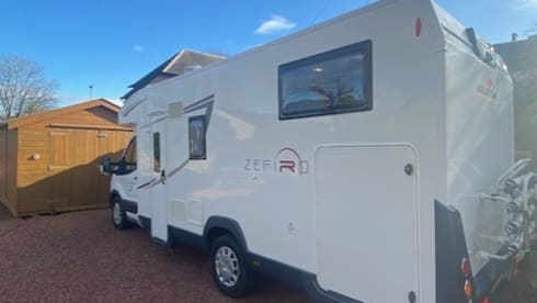 Lux Roller Team – 5 berth Roller Team semi-integrated from 2019