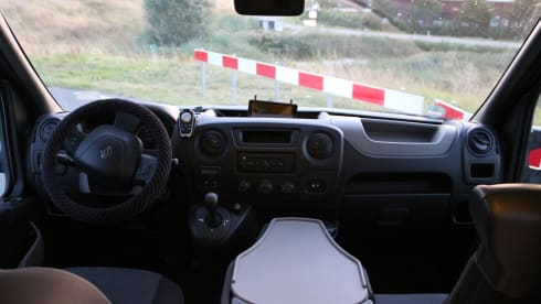 Henk – Unique Renault Master camper, equipped for a new adventure 