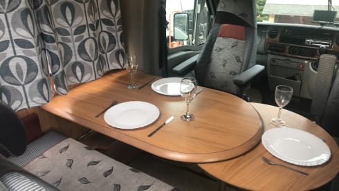 Comfy Camper – Burstner Delfin 625