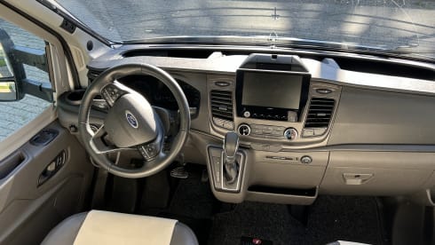 5p Challenger semi-integrated van 2022
