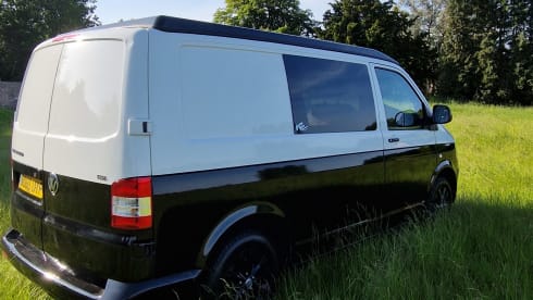 Pando  – VW T5 campervan 4 birth with deisel heater