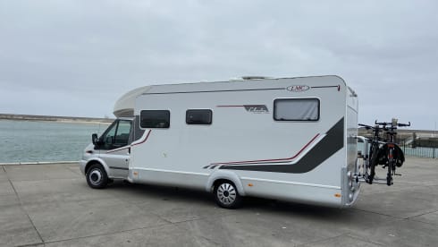 Very spacious LMC Camper with fully automatic hydraulics level system