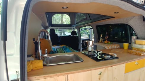 Zonnegeel – 3 person Mercedes-Benz bus from 2017