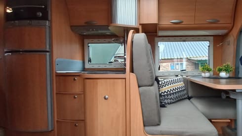 Super cozy spacious challenger eden 602 camper
