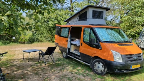 4p Ford campervan uit 2009