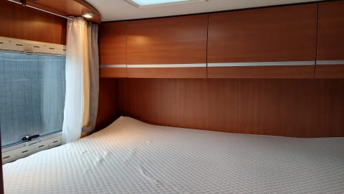 Campie  – Spacious 5p camper with XXL garage 