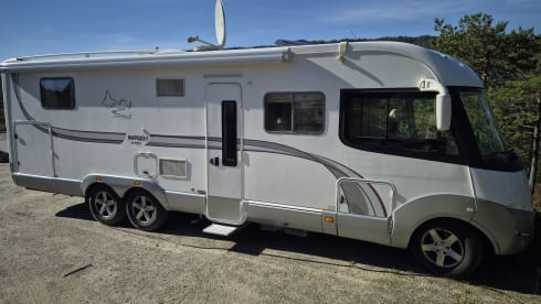 Lexi – Very nice and luxurious complete large camper