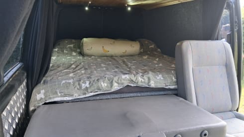 Reggie – 2 berth Volkswagen T5 campervan with 2 berth awning