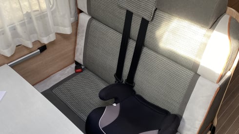 De Glucksmobil! – 6 person family camper Alcove