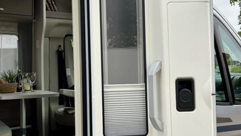 Carado T338 familiecamper – Luxurious spacious family camper, almost new and fully equipped. 