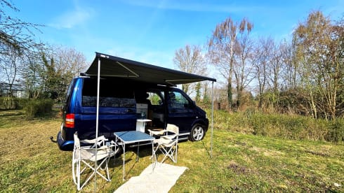 Rugged Volkswagen T5 Camper | extra tent, air conditioning, cruise control