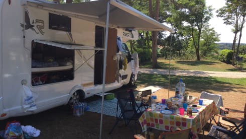 Ruime camper - 6 vaste slaapplaatsen + 2 optioneel