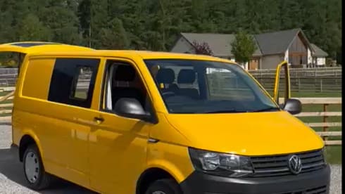 Madge – 2 berth Volkswagen campervan from 2017