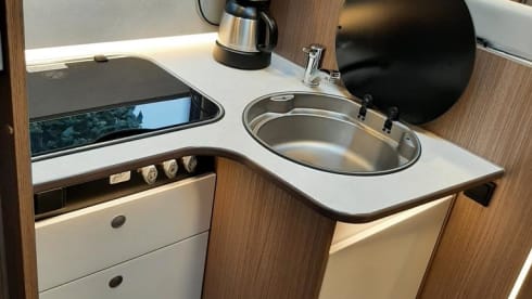 Enjoy Life – Luxury motorhome single beds + pull-down bed Carado T447