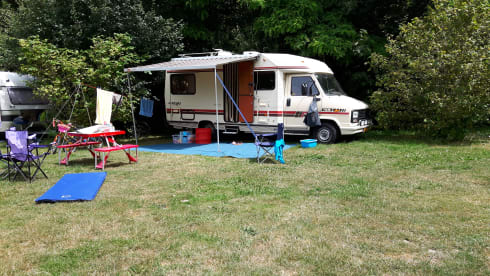 Nostalgic Oldtimer on LPG, 2/4p, fixed bed, roof racks.