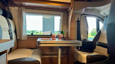 Weinsberg 600MF Pepper Edition – Very complete new 2-person semi-integrated camper (June 2022)
