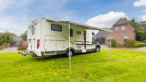 Very luxurious semi-integrated camper with a lot of comfort
