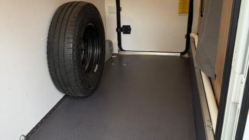Camper Kai – Relax on your journey with a luxurious Adria Sunliving alcove camper