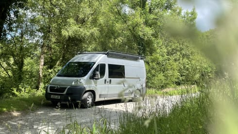 Sally Vanzilla – Handcrafted Citroën Relay Camper – Sleeps 4, Off-Grid Ready