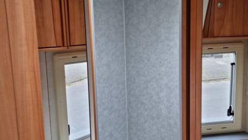Very luxurious and spacious 4 person Alcove camper with 2 fixed spacious beds