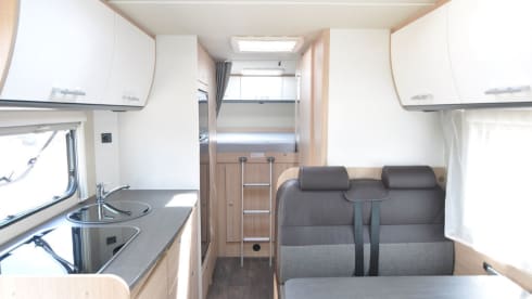 Wonderful, still new Alcove from 2018 with two large beds!