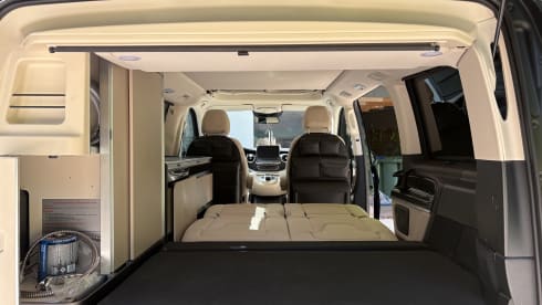 4p Mercedes-Benz bus from 2017