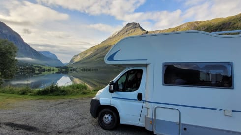 Family camper with XL garage and a cozy sitting area! (6Person)