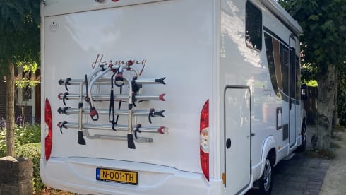 Luxurious, modern 4-person Bürstner with queen bed, pull-down bed and bicycle rack