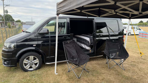     Campervan Volkswagen di alta gamma con letto a tutta larghezza.