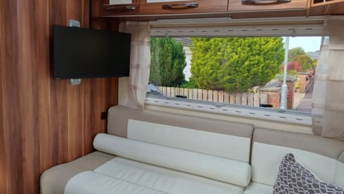 Marian – ENORM! 6 slaapplaatsen en 6 veiligheidsgordels MET GROTE WOONRUIMTE - WiFi, tv, luifel