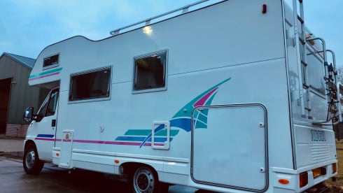 Tante Adria – Nice & spacious Adria camper (6 pers.) With garage, fixed bed and inventory!