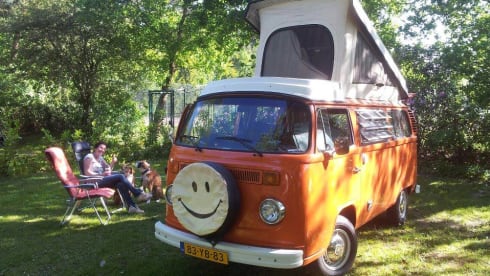 Lady Orange – Volkswagen Camperbus from 1974 (4 pers)