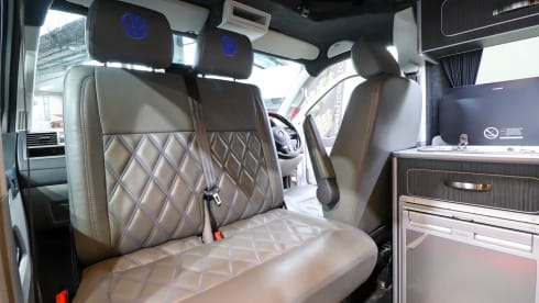 Bertie – Stunning 4 berth Volkswagen T5 campervan Automatic with air awning