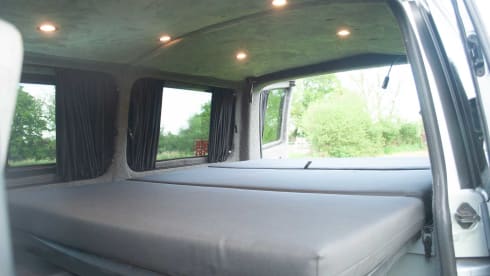 Romper Swamper – Volkswagen campervan met 2 slaapplaatsen uit 2006
