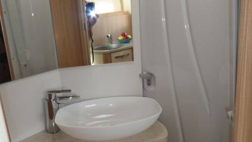 Chili – Burstner Ixeo 30J. Edition with hydr. Lifting supports, body climate and much more