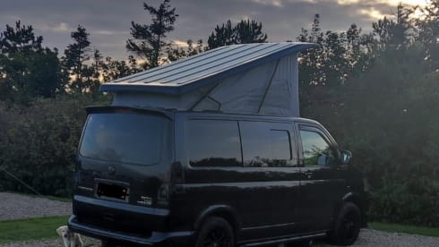 The Black Vanther  – Beautiful pop top 4 berth 4 x 4 VW Camper! 