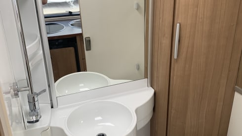 Hymer – Recent well equipped integral mobile home