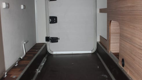 half integraal camper – This luxurious 4-person semi-integrated camper from the Weinsberg brand 