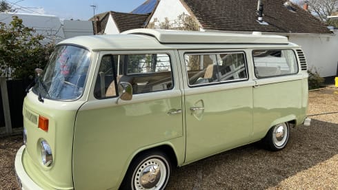 Olive – Klassischer Volkswagen-Wohnmobil mit 2 Schlafplätzen, Baujahr 1977